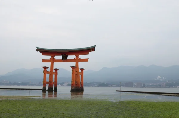 Itsukushima-schrijn torii — Stockfoto