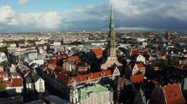 Gün batımında Letonya Riga 'daki St. Peter Kilisesi ve Domes Katedrali' nin havadan görünüşü. Riga 'nın eski güzel renkleri yukarıdan geliyor. İnanılmaz Letonya.