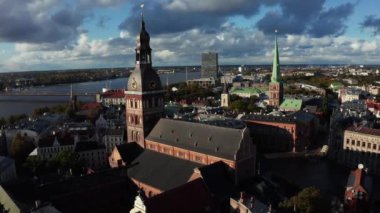 Gün batımında Letonya Riga 'daki St. Peter Kilisesi ve Domes Katedrali' nin havadan görünüşü. Riga 'nın eski güzel renkleri yukarıdan geliyor. İnanılmaz Letonya.