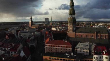 Gün batımında Letonya Riga 'daki St. Peter Kilisesi ve Domes Katedrali' nin havadan görünüşü. Riga 'nın eski güzel renkleri yukarıdan geliyor. İnanılmaz Letonya. 
