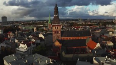 Gün batımında Letonya Riga 'daki St. Peter Kilisesi ve Domes Katedrali' nin havadan görünüşü. Riga 'nın eski güzel renkleri yukarıdan geliyor. İnanılmaz Letonya. 
