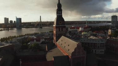 Gün batımında Letonya Riga 'daki St. Peter Kilisesi ve Domes Katedrali' nin havadan görünüşü. Riga 'nın eski güzel renkleri yukarıdan geliyor. İnanılmaz Letonya. 