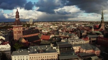 Gün batımında Letonya Riga 'daki St. Peter Kilisesi ve Domes Katedrali' nin havadan görünüşü. Riga 'nın eski güzel renkleri yukarıdan geliyor. İnanılmaz Letonya. 
