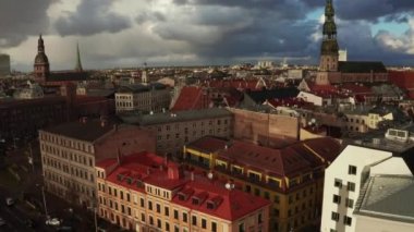 Gün batımında Letonya Riga 'daki St. Peter Kilisesi ve Domes Katedrali' nin havadan görünüşü. Riga 'nın eski güzel renkleri yukarıdan geliyor. İnanılmaz Letonya. 
