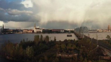Riga, Letonya 'da gün batımında sağanak yağmur. Fırtınalı bulutlar ve gün ışığında hafif yağmurlarla Riga 'nın eski kasabasının hava manzarası. Şehrin üzerinde büyülü bir fırtına. Güzel Letonya.