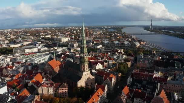 日落时在拉脱维亚里加的圣彼得教堂和多姆大教堂的空中景观 从上面看里加古城美丽的色彩 令人惊讶的拉脱维亚 — 图库视频影像