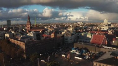 Riga, Letonya 'da gün batımında sağanak yağmur. Fırtınalı bulutlar ve gün ışığında hafif yağmurlarla Riga 'nın eski kasabasının hava manzarası. Şehrin üzerinde büyülü bir fırtına. Güzel Letonya.