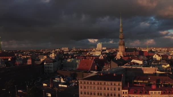 라트비아의 인리가 시가지 상공에서 햇빛을 받으며 무지개와 먹구름으로 참으로 촬영을 — 비디오