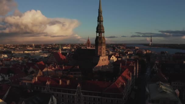 Abszolút Csodálatos Légi Felvétel Riga Óvárosa Felett Lettország Fővárosa Napsütéses — Stock videók