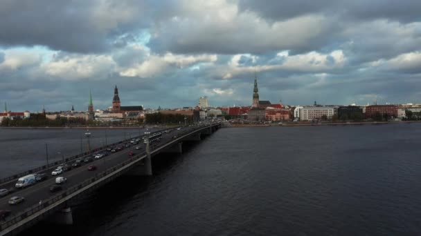 Flyger Över Floden Daugava Riga Mot Gamla Stan Trafiken Bron — Stockvideo