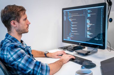 Bilgisayarda çalışan genç adam