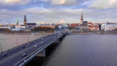 Şehrin aşağısında trafik ve binaların üzerindeki bulutlarla Riga 'nın eski şehir merkezinin zaman ayarlı görüntüsü. Güzel eski şehir Riga, Letonya. 