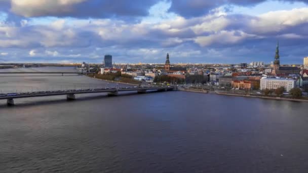 Zeitraffer Ansicht Der Rigaer Altstadt Mit Verkehr Durch Die Stadt — Stockvideo