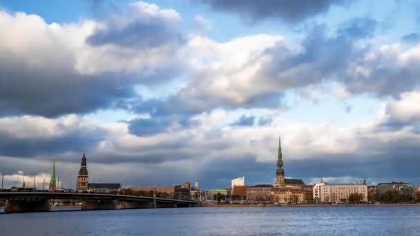 Timelapse Vista Del Casco Antiguo Ciudad Riga Con Tráfico Por — Vídeos de Stock