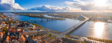 Destansı panoramik Riga manzarası. Letonya 'nın eski Riga kasabasının hava manzarası. Fırtına bulutları, ıslak hava ve güneşli bulutlardan sonra güzel.