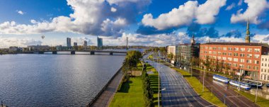 Gün batımında Letonya, Riga 'daki Daugava nehir kıyısının güzel hava manzarası. Riga üzerinde uçuyor