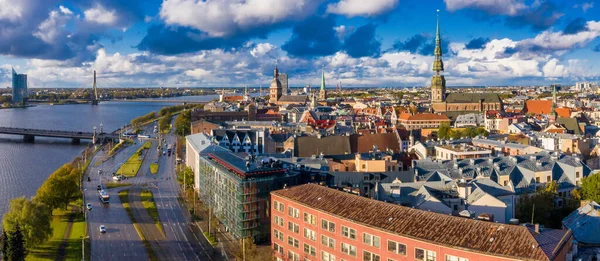 위에서 바라보는 파노라마 공중에서 라트비아 의리가라는 도시가 보인다 구름이 휘날리고 — 스톡 사진
