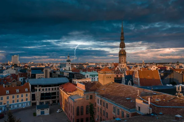 里加古城 拉脱维亚的首都 上空神奇的暴风雨落日 斯托穆云在天空中形成 日落时美丽的里加 — 图库照片