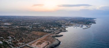 Polignano a Mare town, Puglia area, İtalya Bari city, Avrupa yakınlarındaki havadan panoramik şehir. Adriyatik Denizi 'nin muhteşem manzarası. Seyahat konsepti arka planı.