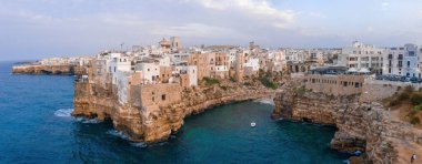 Polignano a Mare, Bari Eyaleti, Apulia (Puglia), Güney İtalya 'da hava panoramik görüntüsü.