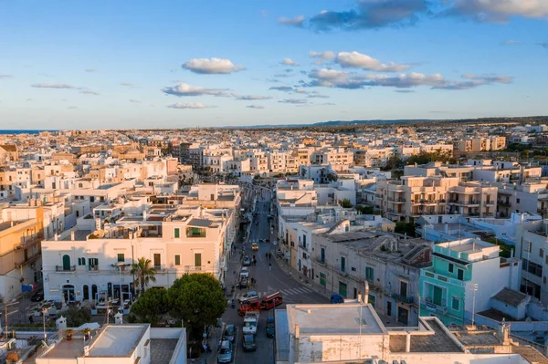 Polignano a Mare town, Puglia area, İtalya Bari city, Avrupa yakınlarındaki havadan panoramik şehir. Adriyatik Denizi 'nin muhteşem manzarası. Seyahat konsepti arka planı.