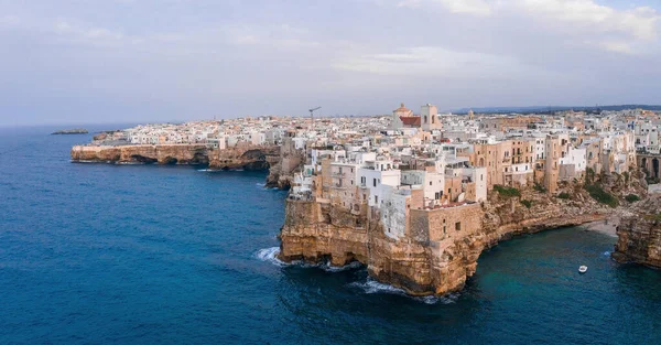 Paisaje Urbano Panorámico Aéreo Polignano Mare Región Puglia Italia Cerca —  Fotos de Stock