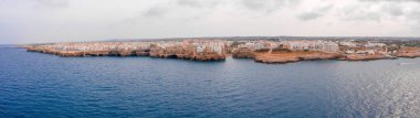 Polignano a Mare town, Puglia area, İtalya Bari city, Avrupa yakınlarındaki havadan panoramik şehir. Adriyatik Denizi 'nin muhteşem manzarası. Seyahat konsepti arka planı.