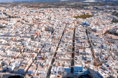 Polignano a Mare town, Puglia area, İtalya Bari city, Avrupa yakınlarındaki havadan panoramik şehir. Adriyatik Denizi 'nin muhteşem manzarası. Seyahat konsepti arka planı.