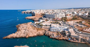 Polignano 'daki hava panoramik plaj manzarası Mare kasabası, Puglia bölgesi, İtalya Bari şehri, Avrupa. Adriyatik denizinin turkuaz mavi suyu. Seyahat konsepti arka planı.