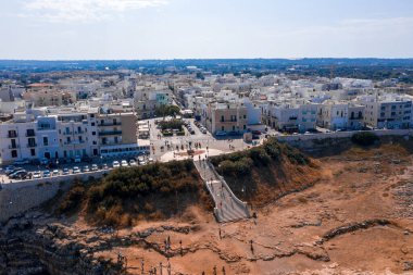 Polignano a Mare town, Puglia area, İtalya Bari city, Avrupa yakınlarındaki havadan panoramik şehir. Adriyatik Denizi 'nin muhteşem manzarası. Seyahat konsepti arka planı.