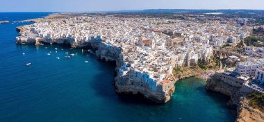 Polignano a Mare town, Puglia area, İtalya Bari city, Avrupa yakınlarındaki havadan panoramik şehir. Adriyatik Denizi 'nin muhteşem manzarası. Seyahat konsepti arka planı.