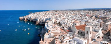 Polignano a Mare town, Puglia area, İtalya Bari city, Avrupa yakınlarındaki havadan panoramik şehir. Adriyatik Denizi 'nin muhteşem manzarası. Seyahat konsepti arka planı.