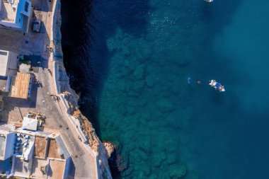 Polignano a Mare town, Puglia area, İtalya Bari city, Avrupa yakınlarındaki havadan panoramik şehir. Adriyatik Denizi 'nin muhteşem manzarası. Seyahat konsepti arka planı.