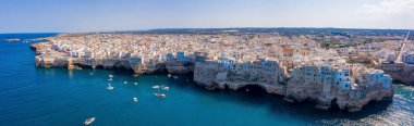 Polignano a Mare town, Puglia area, İtalya Bari city, Avrupa yakınlarındaki havadan panoramik şehir. Adriyatik Denizi 'nin muhteşem manzarası. Seyahat konsepti arka planı.