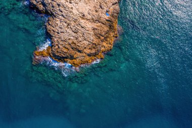 Polignano a Mare town, Puglia area, İtalya Bari city, Avrupa yakınlarındaki havadan panoramik şehir. Adriyatik Denizi 'nin muhteşem manzarası. Seyahat konsepti arka planı.