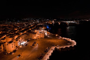 Lüks yelkenli teknelerin ve yatların, turkuaz berrak su plajlı, cennet uçurumunun kıyısına yanaşmış hava aracı fotoğrafı.