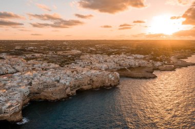 Polignano a Mare town, Puglia area, İtalya Bari city, Avrupa yakınlarındaki havadan panoramik şehir. Adriyatik Denizi 'nin muhteşem manzarası. Seyahat konsepti arka planı.