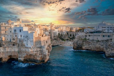 Polignano a Mare town, Puglia area, İtalya Bari city, Avrupa yakınlarındaki havadan panoramik şehir. Adriyatik Denizi 'nin muhteşem manzarası. Seyahat konsepti arka planı.