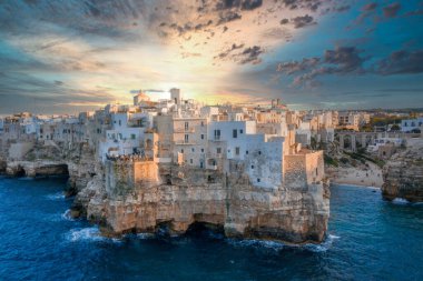 Polignano a Mare town, Puglia area, İtalya Bari city, Avrupa yakınlarındaki havadan panoramik şehir. Adriyatik Denizi 'nin muhteşem manzarası. Seyahat konsepti arka planı.