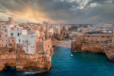Polignano a Mare town, Puglia area, İtalya Bari city, Avrupa yakınlarındaki havadan panoramik şehir. Adriyatik Denizi 'nin muhteşem manzarası. Seyahat konsepti arka planı.
