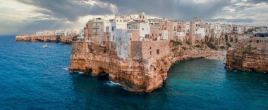 İtalyan şehri Polignano a Mare 'deki plaj manzaralı monachile cala porto..