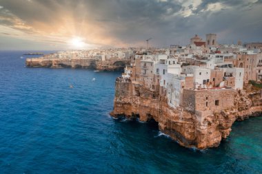 Polignano a Mare town, Puglia area, İtalya Bari city, Avrupa yakınlarındaki havadan panoramik şehir. Adriyatik Denizi 'nin muhteşem manzarası. Seyahat konsepti arka planı.