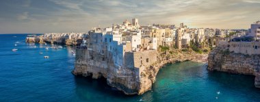 İtalyan şehri Polignano a Mare 'deki plaj manzaralı monachile cala porto..