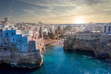 Polignano a Mare, Bari Eyaleti, Apulia (Puglia), Güney İtalya 'da hava panoramik görüntüsü.