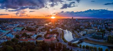 Güneşin batışında güzel Vilnius eski şehir manzarası. Şehrin üzerinde büyülü bir günbatımı. Katedralin yakınındaki eski kasabaya bakın..