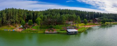 Walchwil köyünün yakınlarındaki bir bahar sabahı gölün panoramik manzarası. Zug Kantonu, İsviçre, Avrupa.