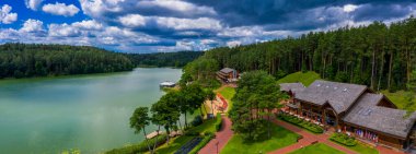 Walchwil köyünün yakınlarındaki bir bahar sabahı gölün panoramik manzarası. Zug Kantonu, İsviçre, Avrupa.