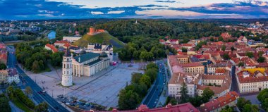 Güneşin batışında güzel Vilnius eski şehir manzarası. Şehrin üzerinde büyülü bir günbatımı. Katedralin yakınındaki eski kasabaya bakın..