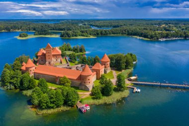 TRAKAI, LITHUANIA - 1 Ağustos 2020: Trakai Adası Kalesi etrafındaki manzara, Litvanya. Güzel kale..