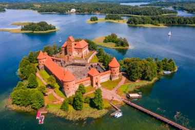 TRAKAI, LITHUANIA - 1 Ağustos 2020: Trakai Adası Kalesi etrafındaki manzara, Litvanya. Güzel kale..
